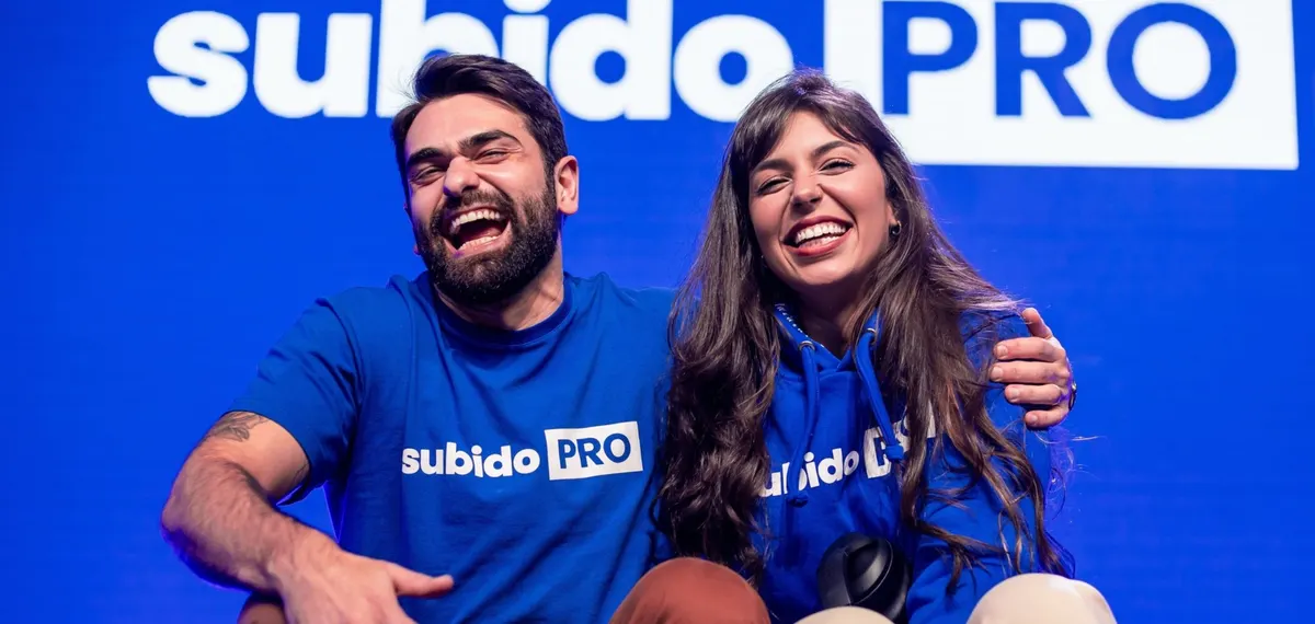 Gabriela Debossan, fundadora da Pupa Mídias, e Pedro Sobral no palco do evento Subido PRO